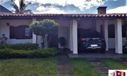 Casa confortável, cozinha com armários planejados, edícula com dorm e wc.