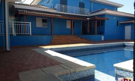 Residência em condomínio, 4 dormitórios, sendo 2 suítes com closet, 2 salas, escritório, lavabo, cozinha com planejados, piscina e sauna