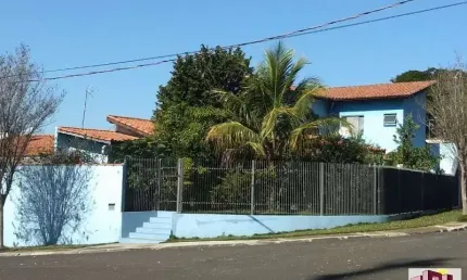 SOBRADO DE ESQUINA, 2 SUITES, 2 SALAS, ÓTIMA CONSTRUÇÃO, LOCAL AGRADÁVEL.