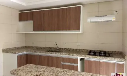 APARTAMENTO COM 02 DORMITÓRIOS, WC SOCIAL, COZINHA COM ARMÁRIOS PLANEJADOS, MOBILIADO, 1 VAGA, ELEVADOR, NO CENTRO DA CIDADE.