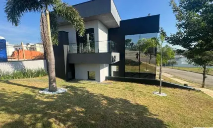 Casa em Condomínio de Alto Padrão no Éden, Sorocaba-SP: 3 Quartos, 3 Suítes, 3 Salas, 5 Banheiros, 4 Vagas, 270m²