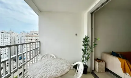 Lindo apartamento reformado 3 quartos,  100m da praia- Pitangueiras Guarujá