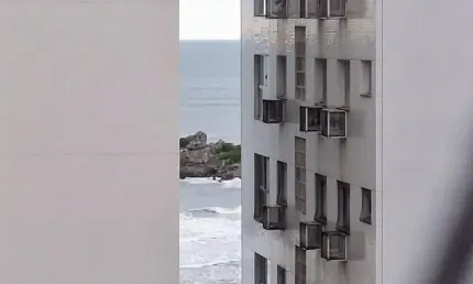 Apartamento totalmente reformado com 2 dormitórios sendo 1 suíte.  Pitangueiras  - Guarujá