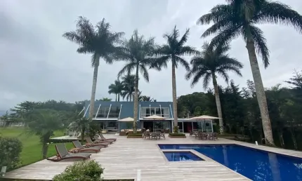 Belíssima casa em condomínio fechado com 5 dormitórios todos suítes