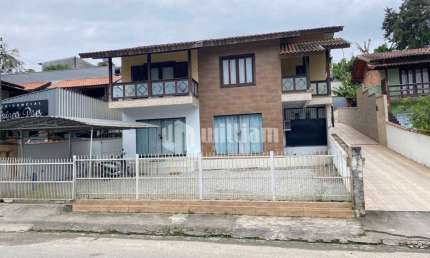 Casa com 5 quartos à venda no Limoeiro, Brusque  por R$ 999.000