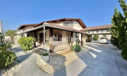 Casa com 3 quartos à venda no Souza Cruz, Brusque , 200 m2 por R$ 1.170.000