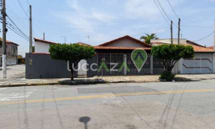 Imperdível casa à venda em Jacareí-SP, Jardim Santa Maria: 3 quartos, 3 salas, 1 banheiro, 6 vagas de garagem, 261,22m²!