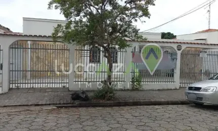 Imóvel de 4 quartos com suíte, 3 banheiros e 2 vagas de garagem no Parque Brasil, Jacareí-SP - 165m². Confira!