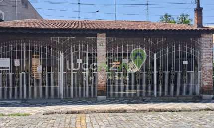 Imperdível casa de 4 quartos com suíte e vaga de garagem no Centro de Jacareí-SP! Confira já!
