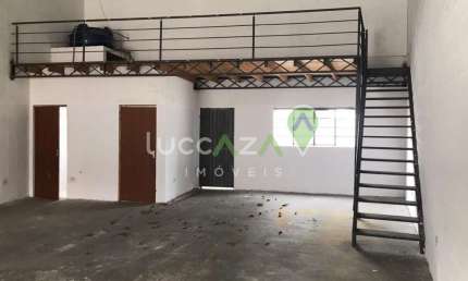 Galpão Comercial para Locação na Vila Pinheiro, Jacareí-SP: 1 Sala, 2 Banheiros, 2 Vagas de Garagem, 131m² de Área.