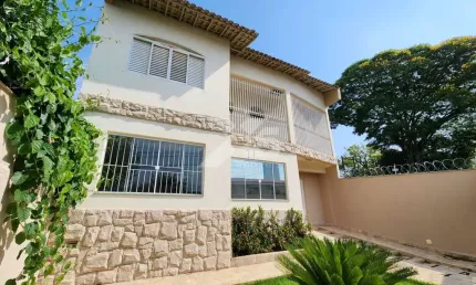 SOBRADO - 252m² de Terreno, 304m² de Construção, À Venda no Guanabara