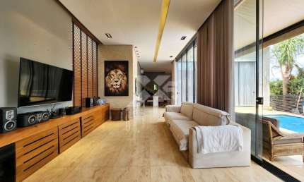 Royal Forest - Casa à venda No Condomínio Royal Forest em Londrina-PR com 320m² de área construída e 300m² de terreno, com 3 quartos, sendo 3 suítes.