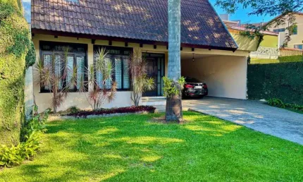 Casa de Alto Padrão com Suíte Master, Hidro e Espaço Gourmet nas Mercês, Curitiba
