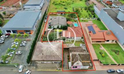 Terreno no centro com dois imóveis comerciais e um imóvel residencial com piscina