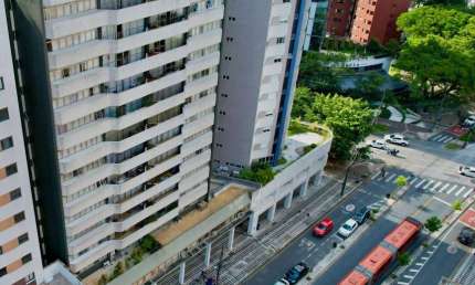 Apartamento Para Vender com 4 quartos sendo 1 suíte na divisa entre os bairros Batel e Água Verde em Curitiba