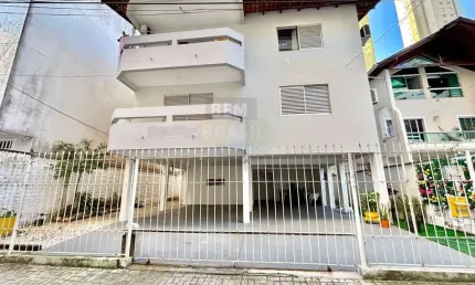 Apartamento 3 dorms (1 suíte) no centro de balneário camboriú - 3 vagas
