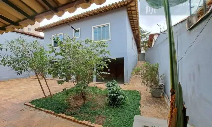 FANTÁSTICO – CASA NUM LOTE 480 M²  - 4 QUARTOS E 5 VGS - SANTA MÔNICA-BH