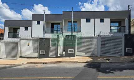 Casa independente com 3 quartos, 3 banheiros e 3 vagas.