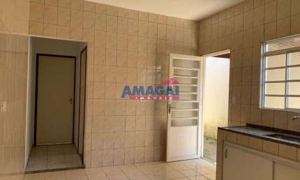 Casa com 2 quartos para alugar na Cidade Nova Jacareí, Jacareí  por R$ 1.300
