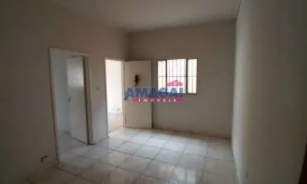 Casa com 3 quartos à venda no Centro, Jacareí  por R$ 300.000
