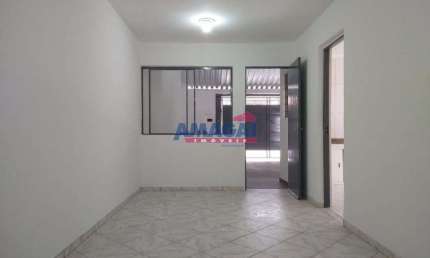 Casa com 3 quartos à venda no Parque Califórnia, Jacareí  por R$ 426.000