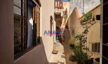 Casa com 3 quartos à venda no Parque dos Príncipes, Jacareí  por R$ 450.000