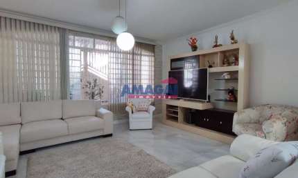 Casa com 3 quartos para alugar no Centro, Jacareí  por R$ 8.000