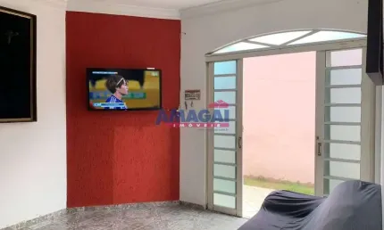 Casa com 6 quartos à venda no Parque dos Príncipes, Jacareí  por R$ 450.000