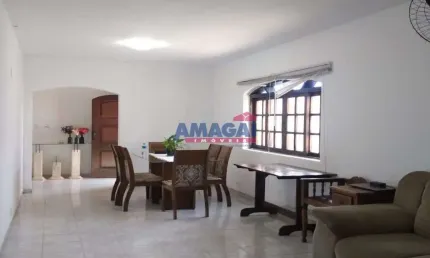 Casa com 2 quartos à venda no Jardim Santa Maria, Jacareí  por R$ 750.000