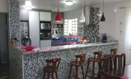 Casa com 4 quartos à venda no Centro, Jacareí  por R$ 530.000