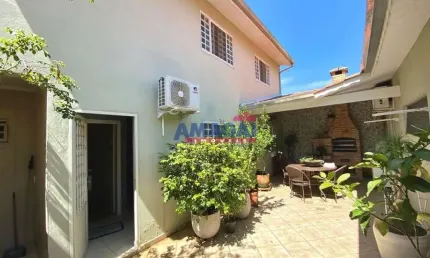 Casa com 3 quartos à venda na Cidade Jardim, Jacareí  por R$ 750.000