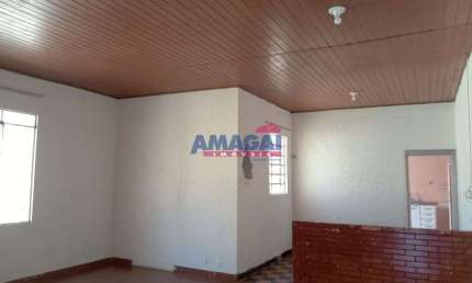 Casa com 3 quartos à venda no Centro, Jacareí  por R$ 750.000