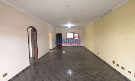 Casa com 4 quartos para alugar no Centro, Igaratá  por R$ 3.200