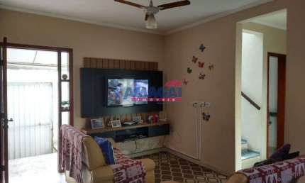 Casa com 2 quartos à venda no Parque Santo Antônio, Jacareí  por R$ 550.000