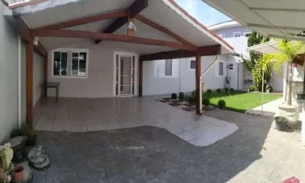 Casa com 3 quartos à venda no Jardim Siesta, Jacareí  por R$ 650.000