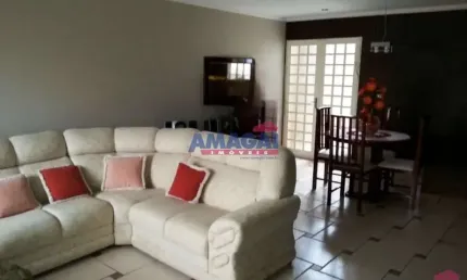 Casa com 3 quartos à venda na Cidade Jardim, Jacareí  por R$ 630.000