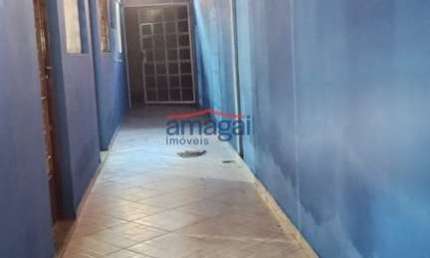 Casa com 2 quartos para alugar no Jardim Santa Marina, Jacareí  por R$ 1.500