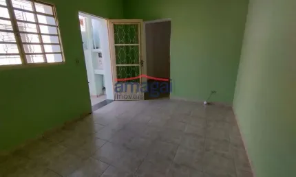 Casa com 2 quartos para alugar no Centro, Jacareí  por R$ 1.500