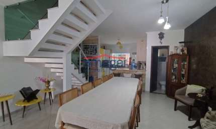 Casa em condomínio fechado com 3 quartos à venda no Parque Santo Antônio, Jacareí  por R$ 700.000