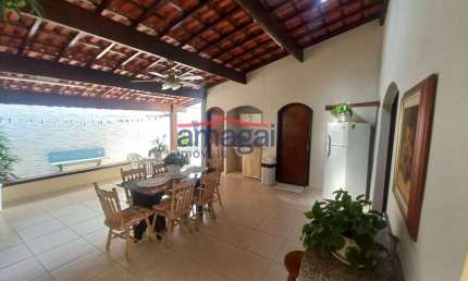 Casa com 3 quartos à venda no Jardim das Indústrias, Jacareí  por R$ 800.000