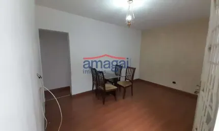 Casa com 3 quartos para alugar no Centro, Jacareí  por R$ 1.600