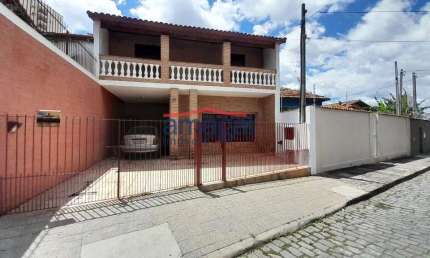 Casa com 3 quartos para alugar no Centro, Jacareí  por R$ 3.500
