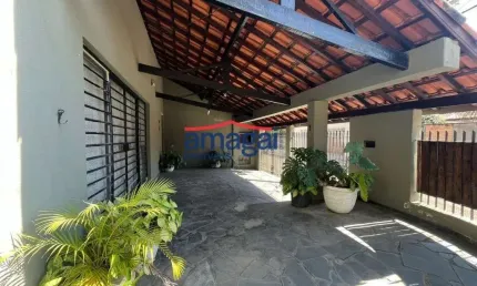 Casa com 2 quartos para alugar no Jardim Siesta, Jacareí  por R$ 2.000