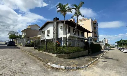 Casa à venda, 320 m² por R$ 1.300.000,00 - Ipiranga - São José/SC