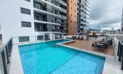 Esse apartamento está vazio, limpo, iluminado pelo sol da manhã** e esperando para ser o cenário da sua próxima conquista.  