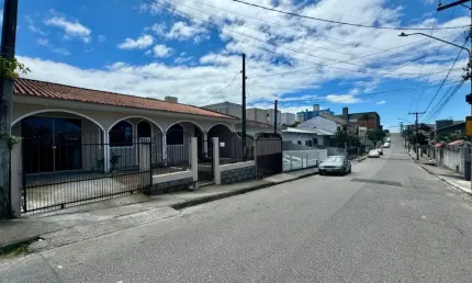 Casa bem localizada no bairro serraria em são josé/sc