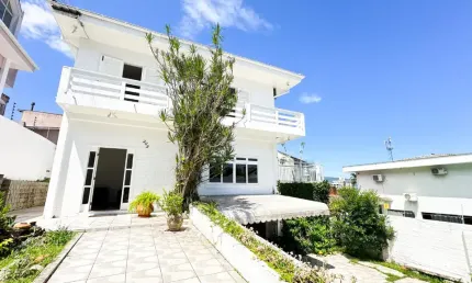 Casa com 04 suítes no bairro coqueiros  viva com conforto, sofisticação e uma vista deslumbrante para o mar