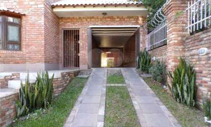 Casa com 3 quartos à venda na Rua Ramis Galvão, Passo da Areia, Porto Alegre