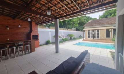 No Cafubá casa a venda por R$800.000,00 em terreno de 360m² com 4 quartos sendo 2 suítes, piscina, espaço gourmet, quintal e vaga