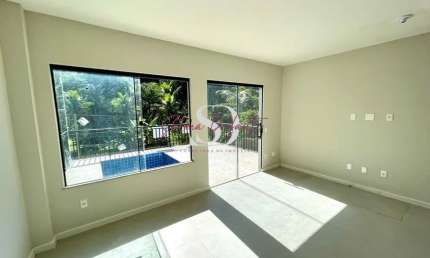 Em Itaipu casa duplex à venda com 3 quartos (1 suíte) lavado, piscina e 2 vagas